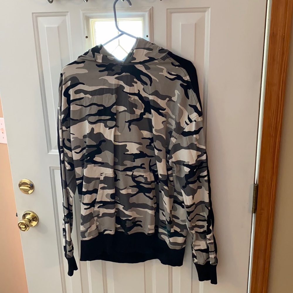 XL Black, White and Grey camo sweatshirt